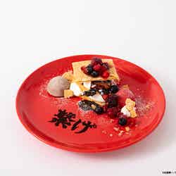 音駒高校 マシュマロベリーミルフィーユ 税込1,490円(C)古舘春一/集英社・「ハイキュー!!」製作委員会