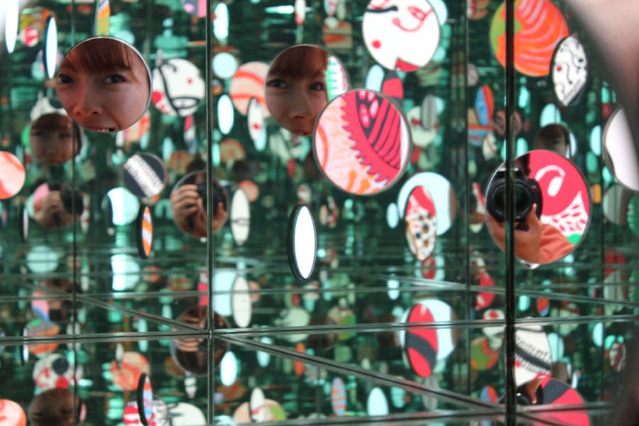 草間彌生美術館 小型のミラールームの鏡