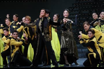 宝塚 月組「侍タイムトリッパー」 時代劇メドレーのフィナーレで大盛り上がり