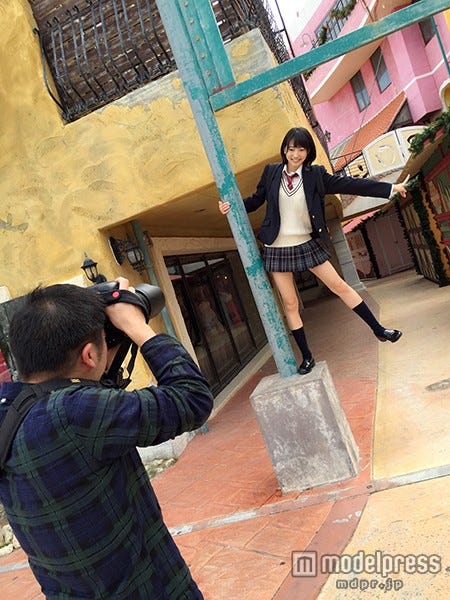 制服姿もまぶしい(画像:所属事務所提供)