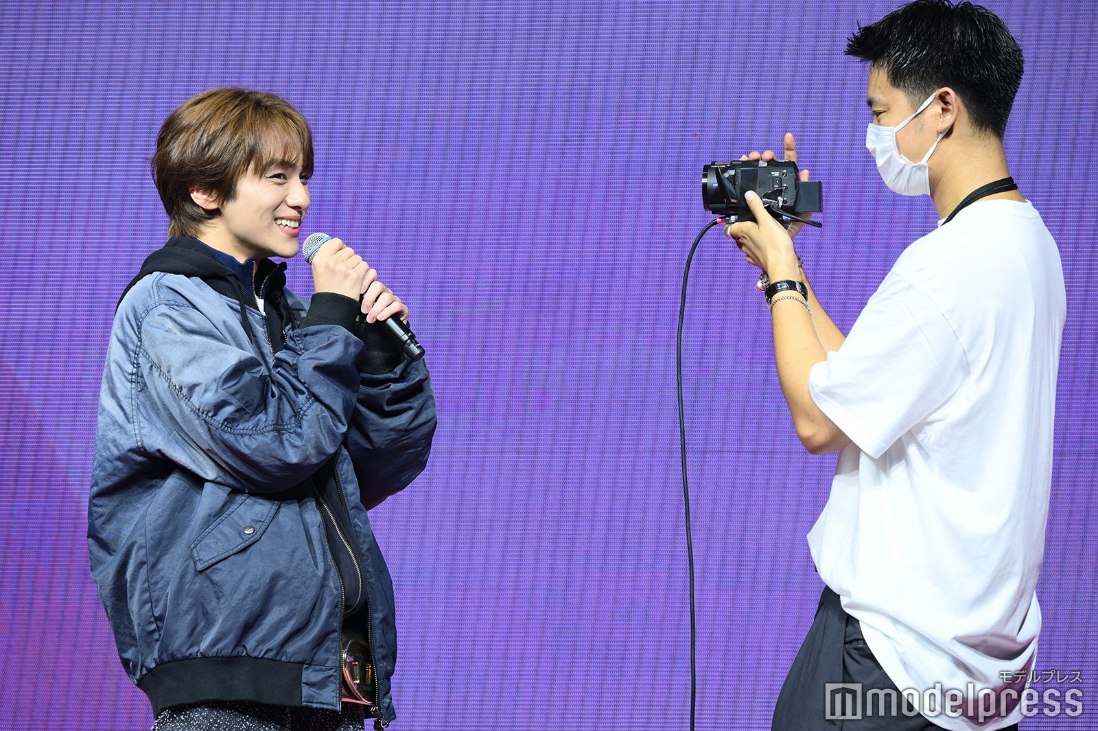 ハンディカメラに向かって自己PRする山下幸輝（C）モデルプレス