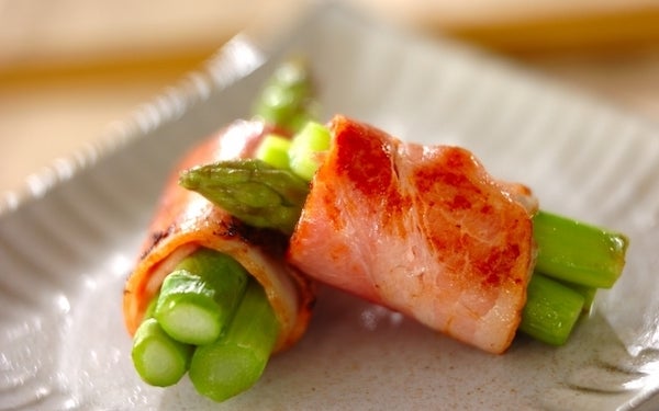 お弁当やおつまみにも！　くせになる味わいの「アスパラベーコン巻き」
