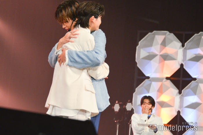 弾役のNOAとあす花役の高橋文哉のハグを目撃した優里役の森愁斗 (C)モデルプレス
