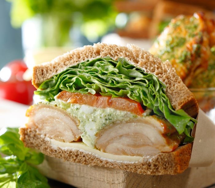 バジルチキンサンドイッチ/画像提供:スターバックスコーヒージャパン