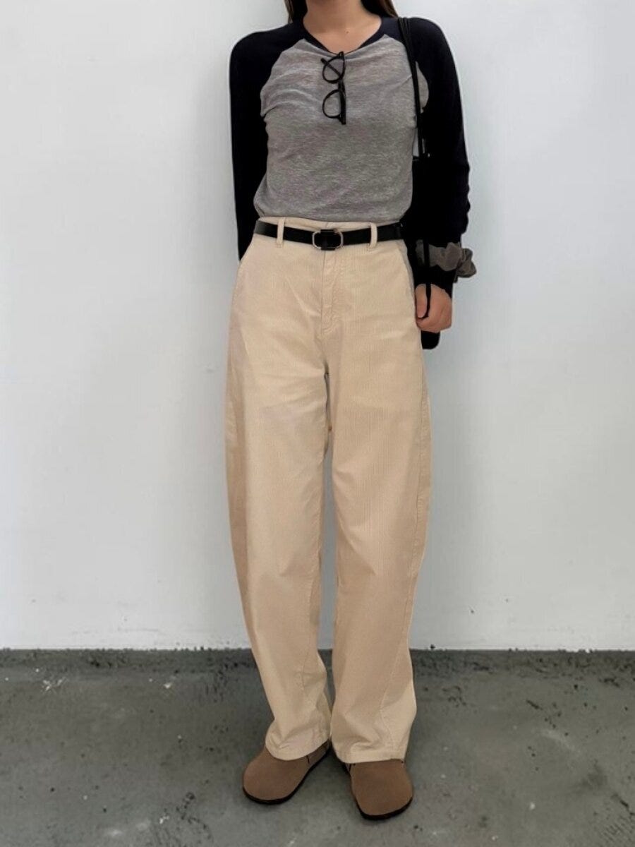 ベージュのバレルパンツにラグランTシャツを合わせたカジュアルな女性の全身コーデ