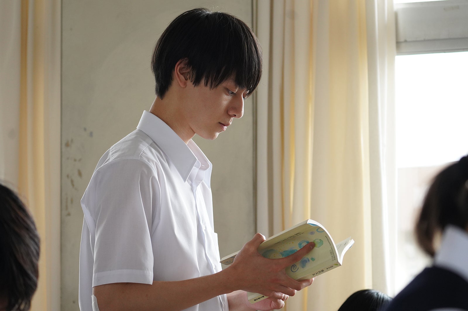 HiHi Jets作間龍斗、監督も絶賛の“他では見ない異質な雰囲気”「ひらいて」新場面写真解禁