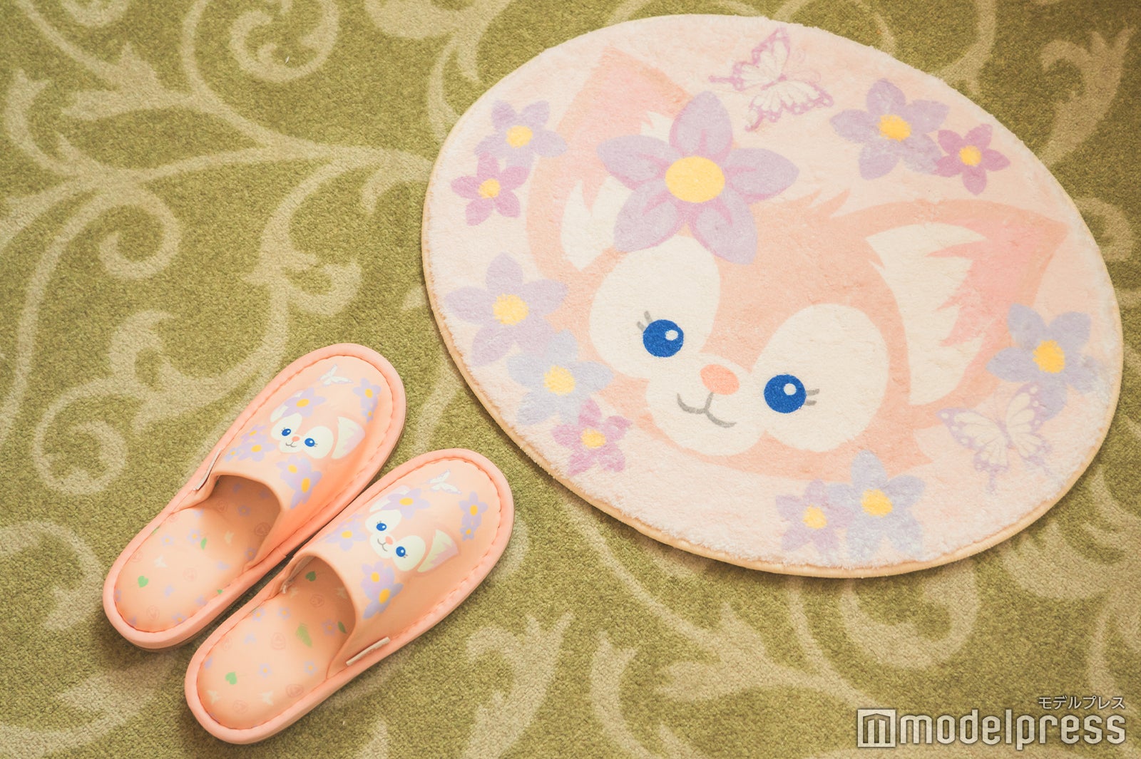 リーナ・ベルのフロアマットとスリッパ（C）モデルプレス