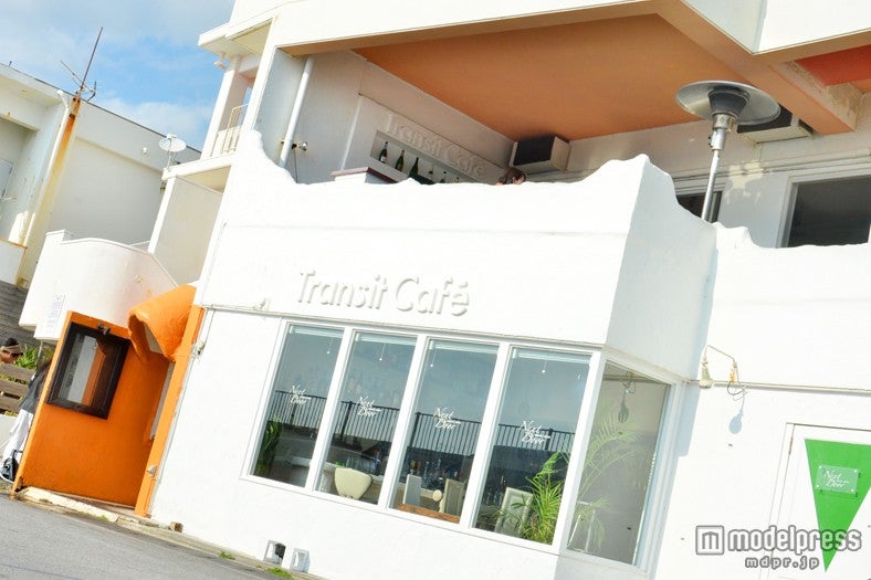 太陽に映える白が眩しい「Transit Cafe」