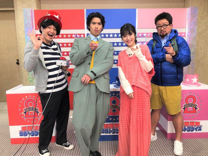 (左から)長田庄平、賀来賢人、浜辺美波、松尾駿 (C)フジテレビ