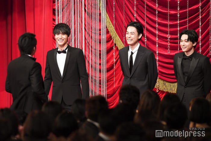 慌てて元の場所に戻る伊藤健太郎(左)(C)モデルプレス