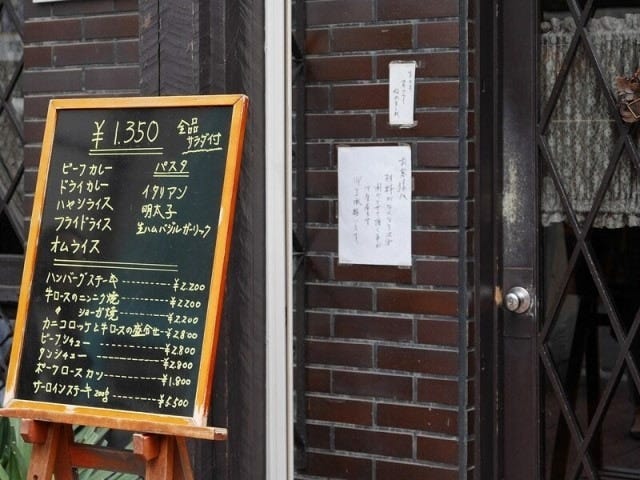 ランチメニューは看板で確認を(2020年3月23日撮影)