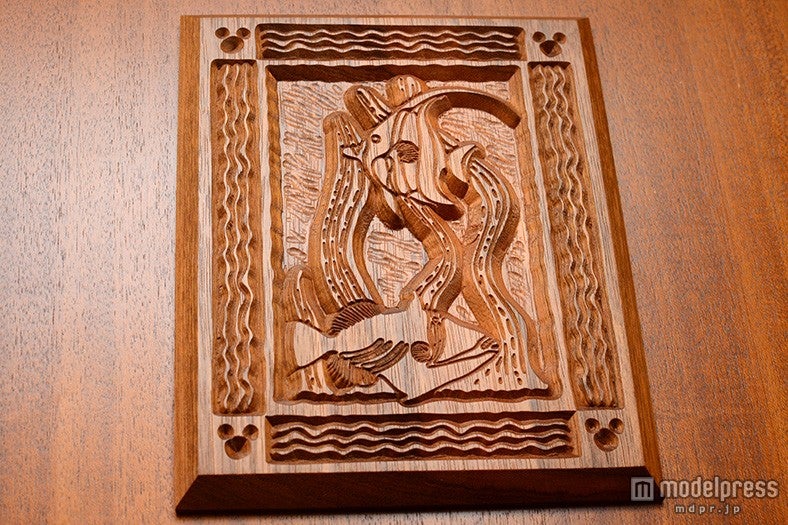 ドアの装飾に隠れミッキー