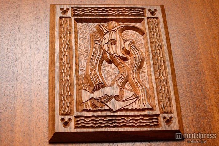 ドアの装飾に隠れミッキー