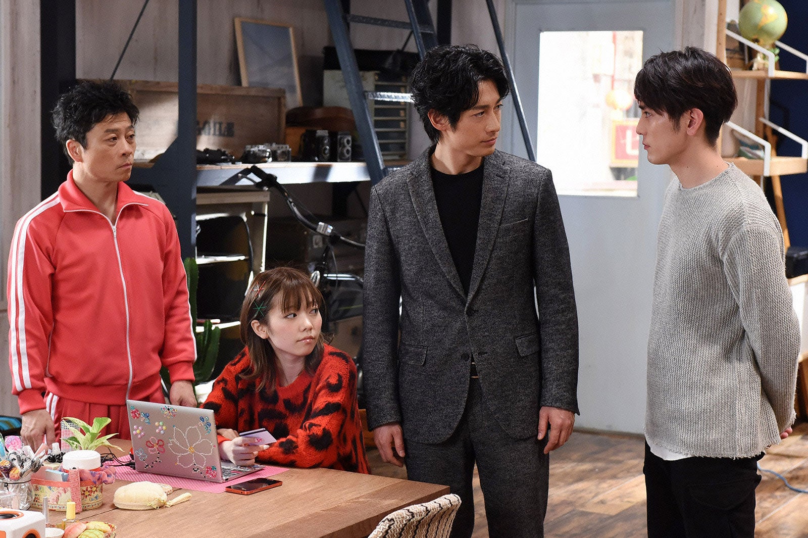 三宅弘城、島崎遥香、ディーン・フジオカ、間宮祥太朗／「今からあなたを脅迫します」最終話より（画像提供：日本テレビ）