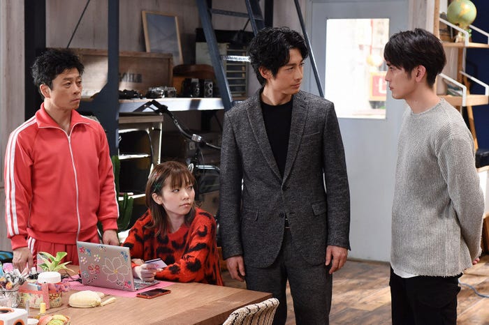 三宅弘城、島崎遥香、ディーン・フジオカ、間宮祥太朗/「今からあなたを脅迫します」最終話より(画像提供:日本テレビ)