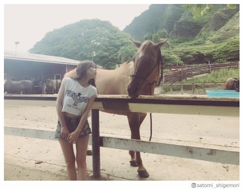 重盛さと美“腹チラ＆美脚あらわ”SEXYショットに「スタイル抜群」「ドキッとした」と反響