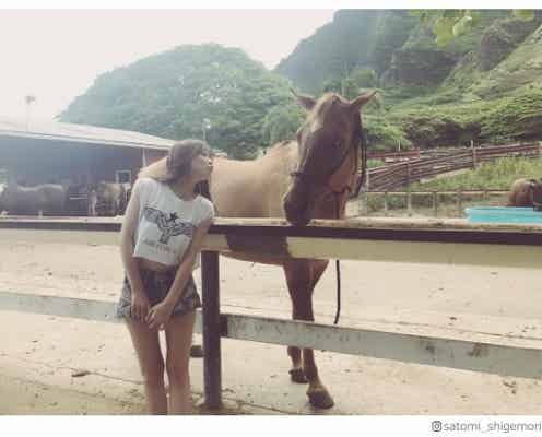 重盛さと美“腹チラ&美脚あらわ”SEXYショットに「スタイル抜群」「ドキッとした」と反響
