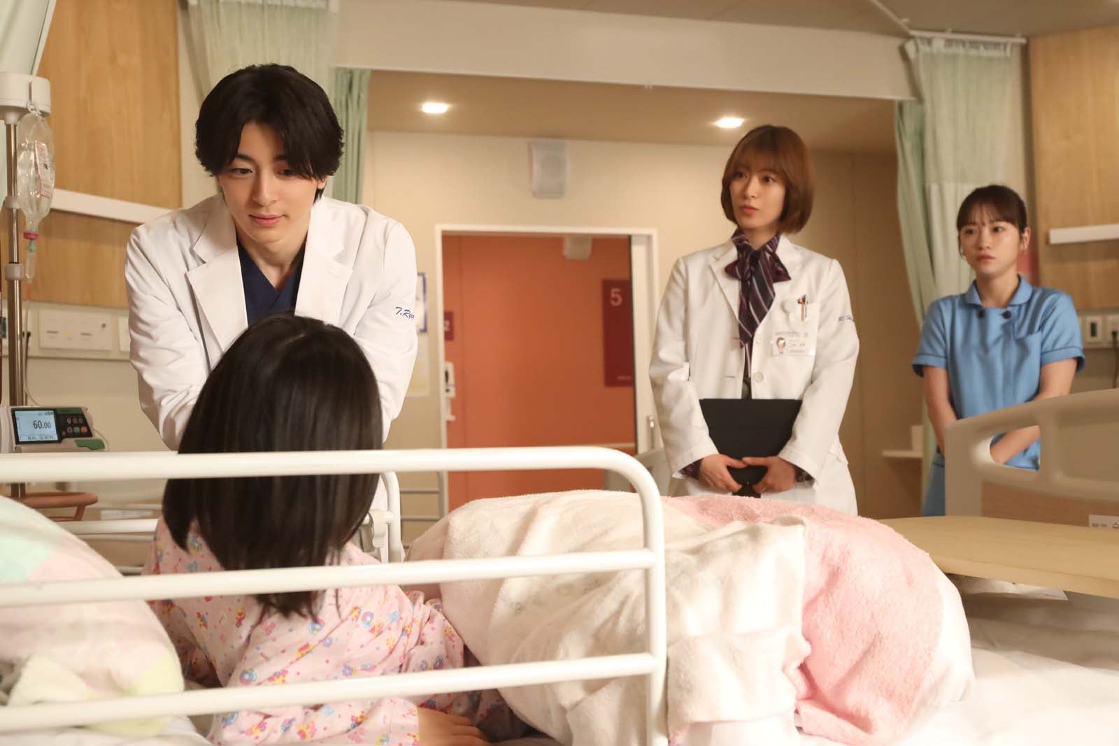 （左から）高杉真宙、瀧本美織、川栄李奈「となりのナースエイド」第8話より（C）日本テレビ