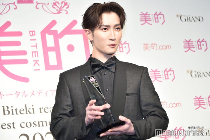 「トロフィーの持ち方合ってます?」と確認する渡辺翔太(C)モデルプレス