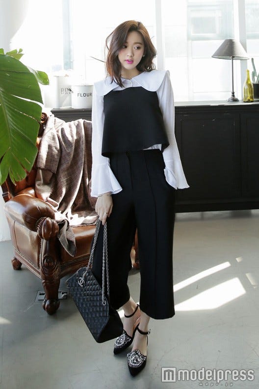 ジュエリーディテールクロスストラップフラットシューズ「DHOLIC」7,117円(税込)/画像提供:DHOLIC