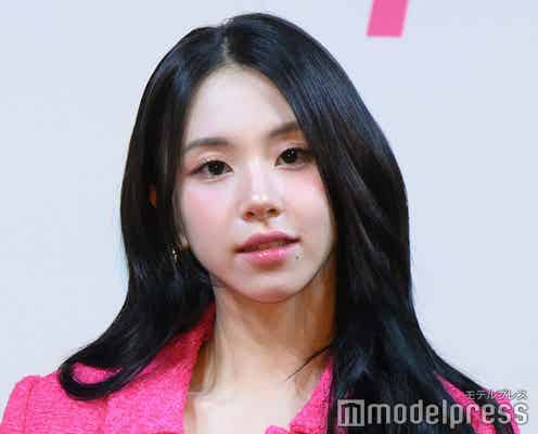 TWICEチェヨン、ビビットピンクセットアップで美腹筋チラリ サプライズに喜び