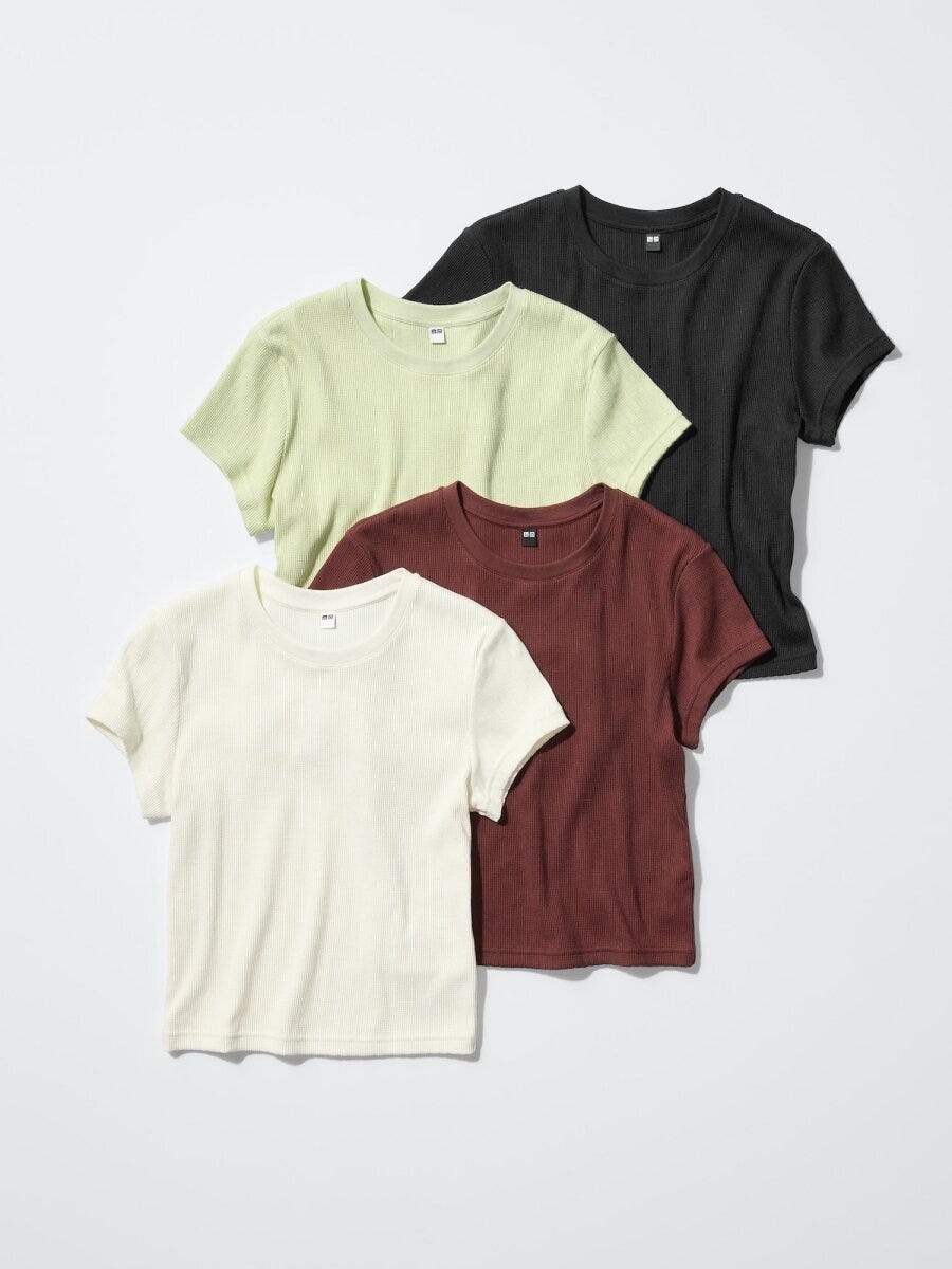 白、茶、黄緑、黒のリブミニTシャツが4枚重ねて並べられている 白、茶、黄緑、黒のリブミニTシャツが4枚重ねて並べられている