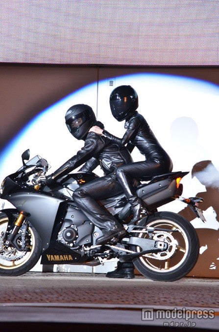 バイクに乗って登場した酒井法子