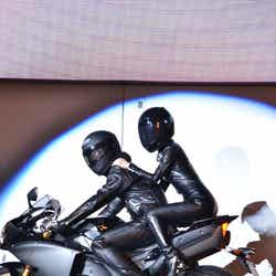 バイクに乗って登場した酒井法子