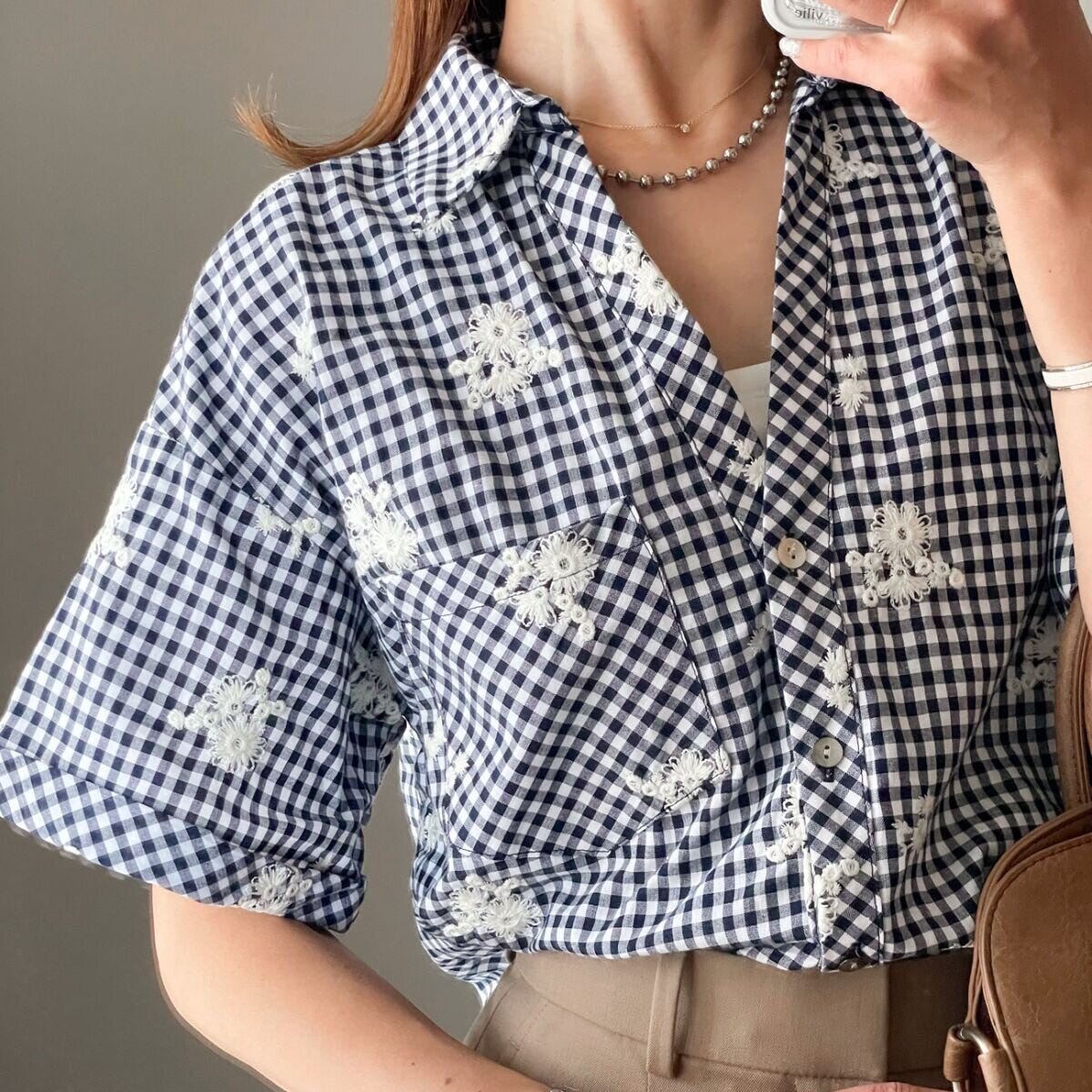 ZARA 刺繍チェックシャツ ZARA 刺繍チェックシャツ 花刺繍とVネックのディテールアップ