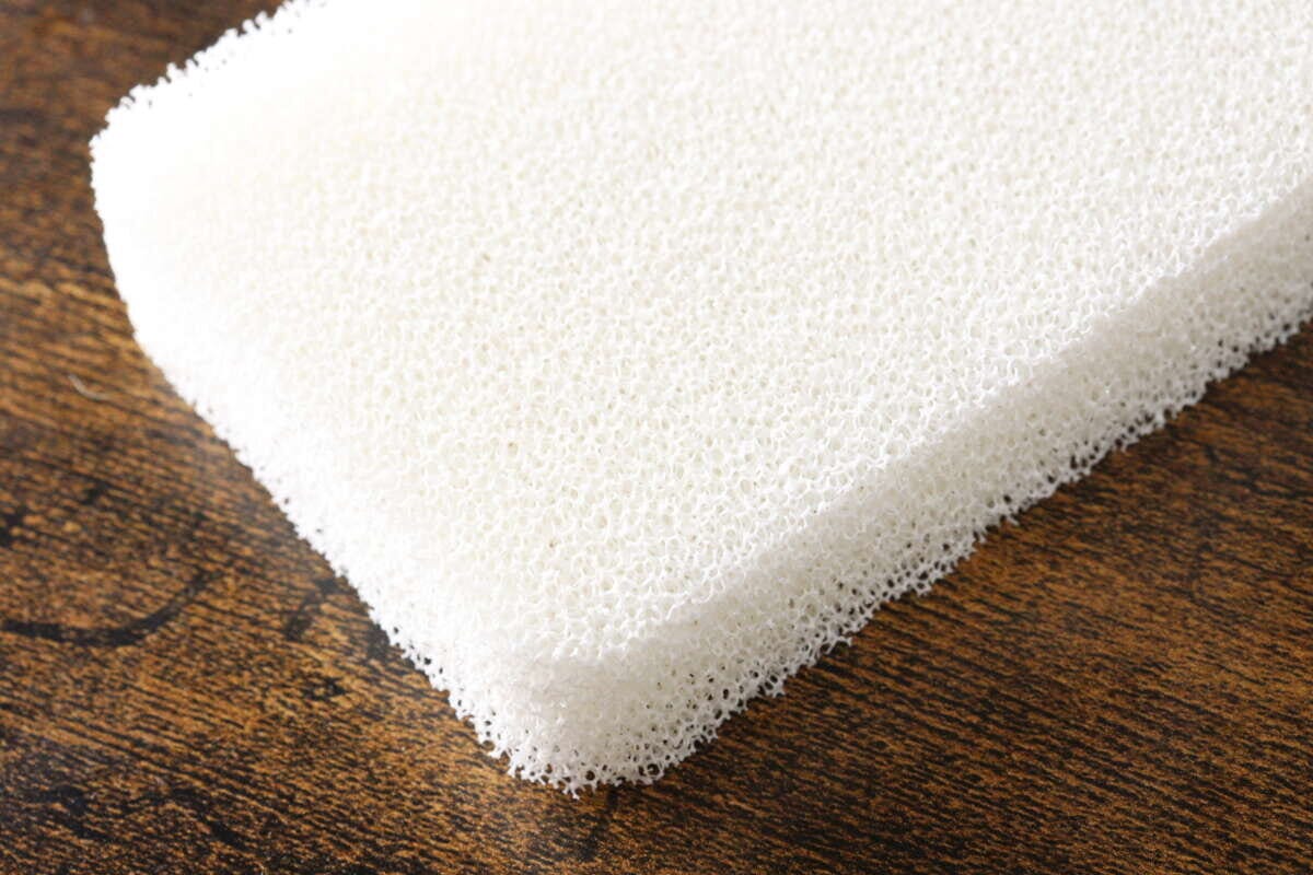 ダイソーの泡立ち水切れが良いキッチンスポンジは目が粗い