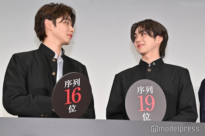 見つめ合う宮世琉弥、吉野北斗(C)モデルプレス