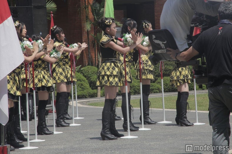 JKT48（ミュージックビデオ「Heavy Rotation」メイキングカット）