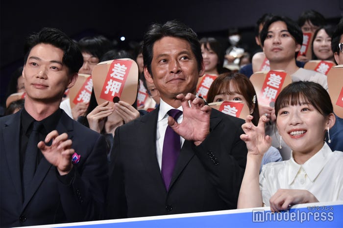 犬のポーズをする笠松将、織田裕二、伊藤沙莉(C)モデルプレス