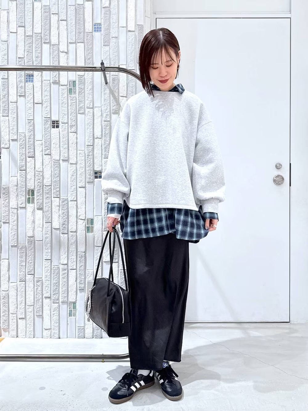 チェック柄のシャツをレイヤードして雰囲気を変えて　出典：WEAR