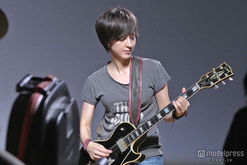 滝川クリステル／「コカ・コーラ ゼロ」新CM「Rock‘n’Roll Newscaster」篇メイキングショット