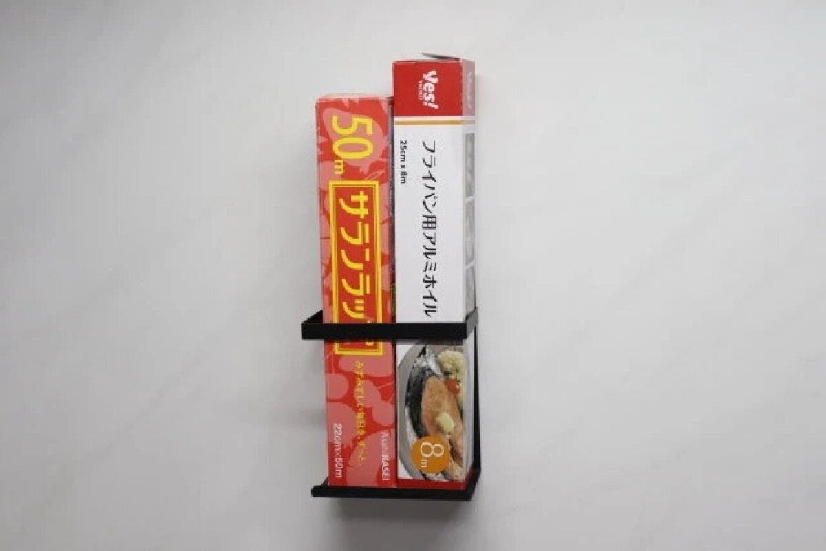 ダイソー　ラップホルダー（マグネット、ブラック）　使用例