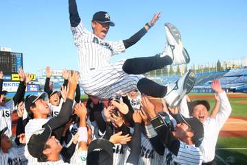 亜大 開幕から8戦全勝で秋6年ぶりV 今秋ドラフト候補の山里が通算10号＆決勝二塁打で決めた