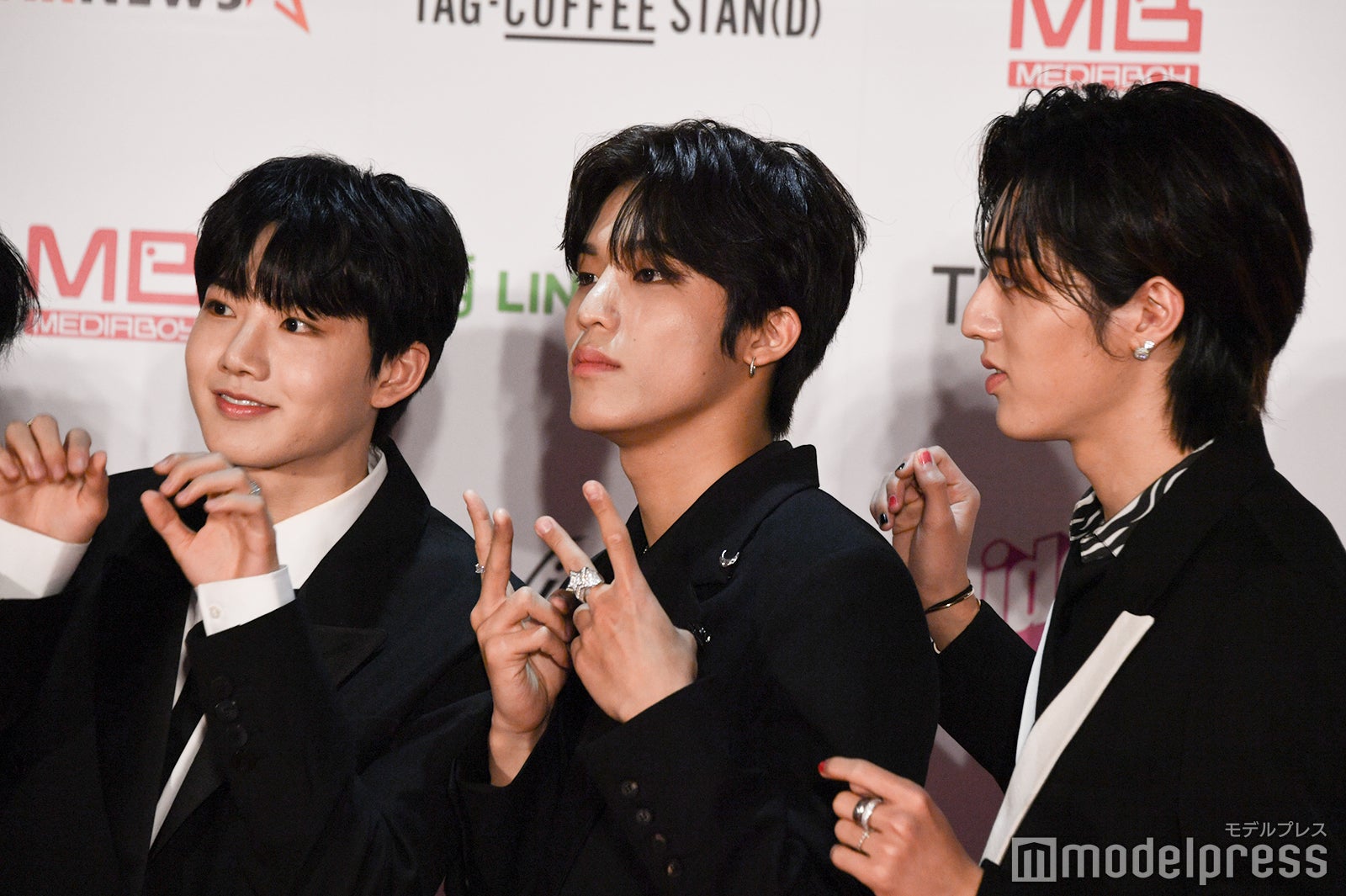 自由にポーズを決めるメンバーに戸惑いの表情を見せるハルト （C）モデルプレス