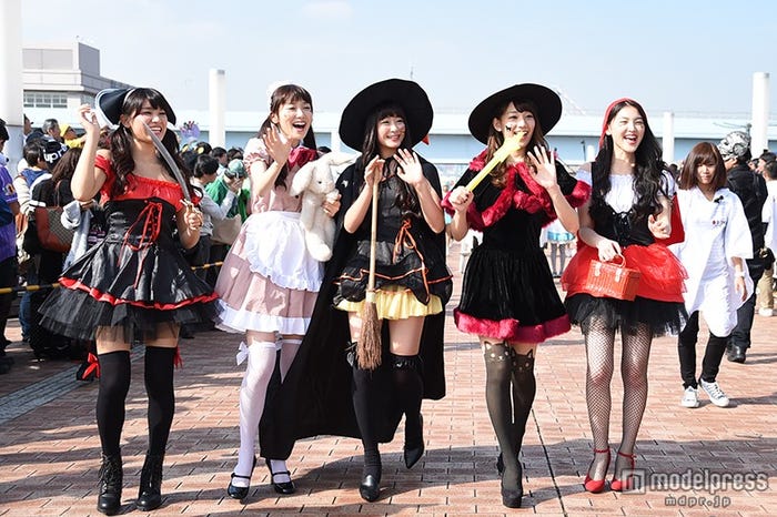 (左より)久松郁実、飯豊まりえ、澤田汐音、佐藤美希、今野鮎莉