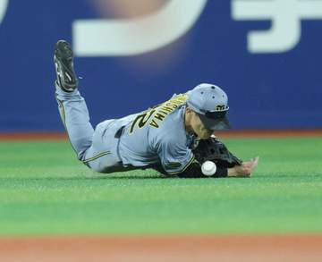 阪神・藤川監督がリクエスト失敗 左翼・福島がダイビングキャッチ試みるもボールがわずかにグラブからこぼれ落ちる 判定変わらず