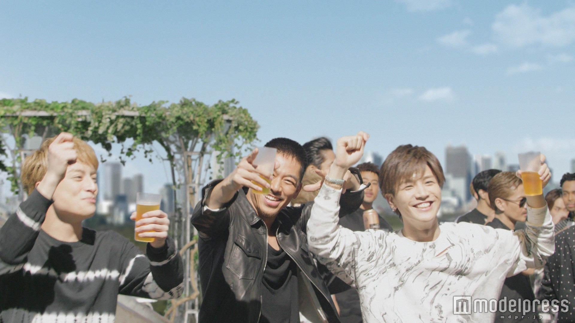 左から：白濱亜嵐、AKIRA、岩田剛典／新CM「ルーフトップ」篇より