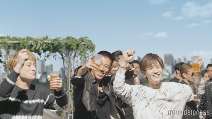 左から:白濱亜嵐、AKIRA、岩田剛典/新CM「ルーフトップ」篇より