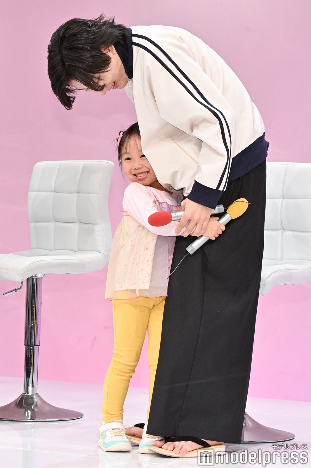 “妹”諸林めいからハグされる京本大我（C）モデルプレス