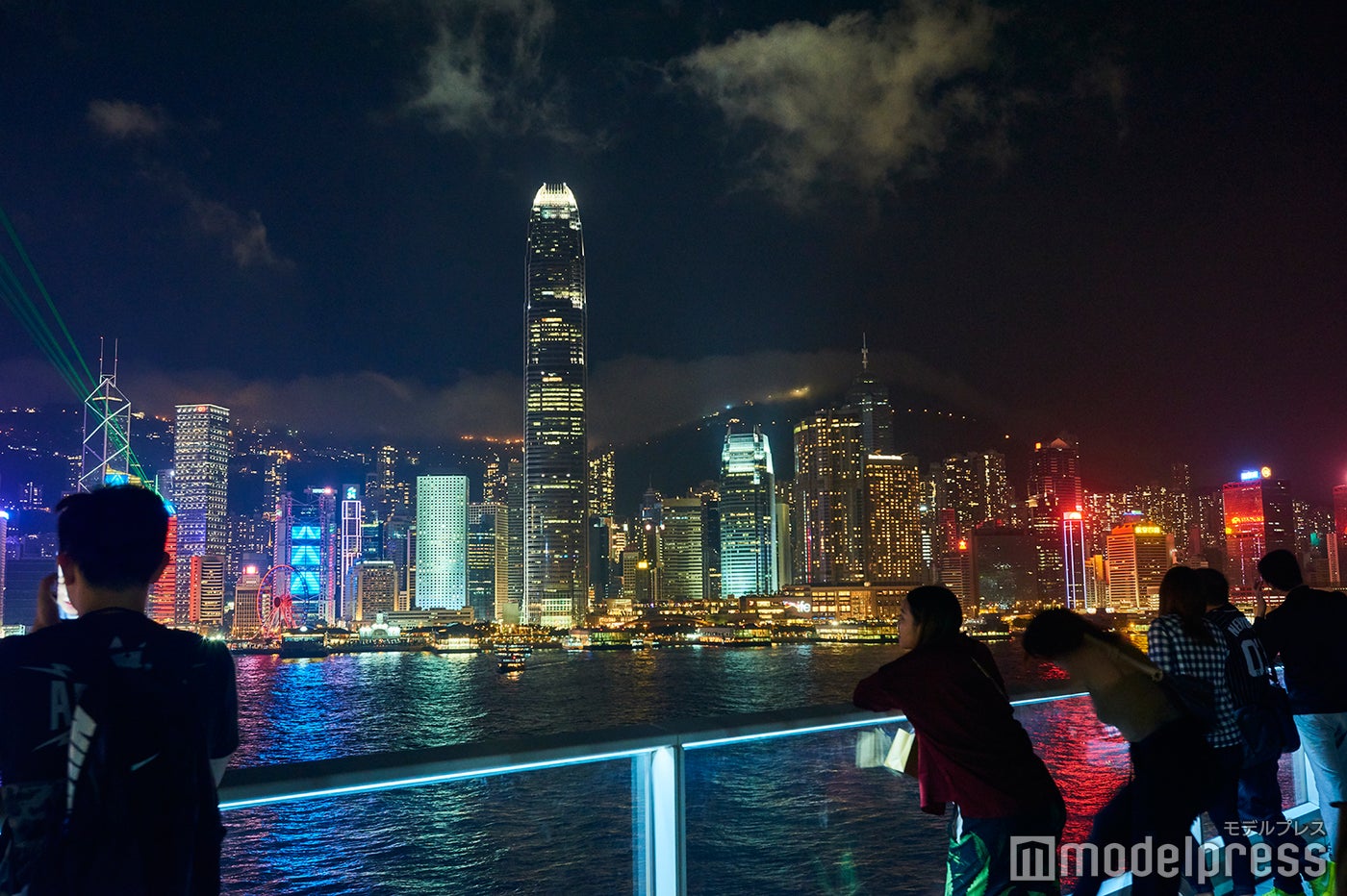 「オーシャン・ターミナル・デッキ」にて。右手には香港島の最高峰「ビクトリア・ピーク」が。（C）モデルプレス