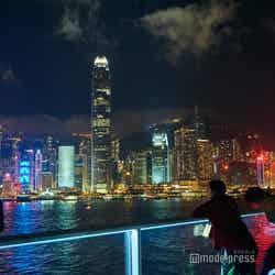 「オーシャン・ターミナル・デッキ」にて。右手には香港島の最高峰「ビクトリア・ピーク」が。（C）モデルプレス