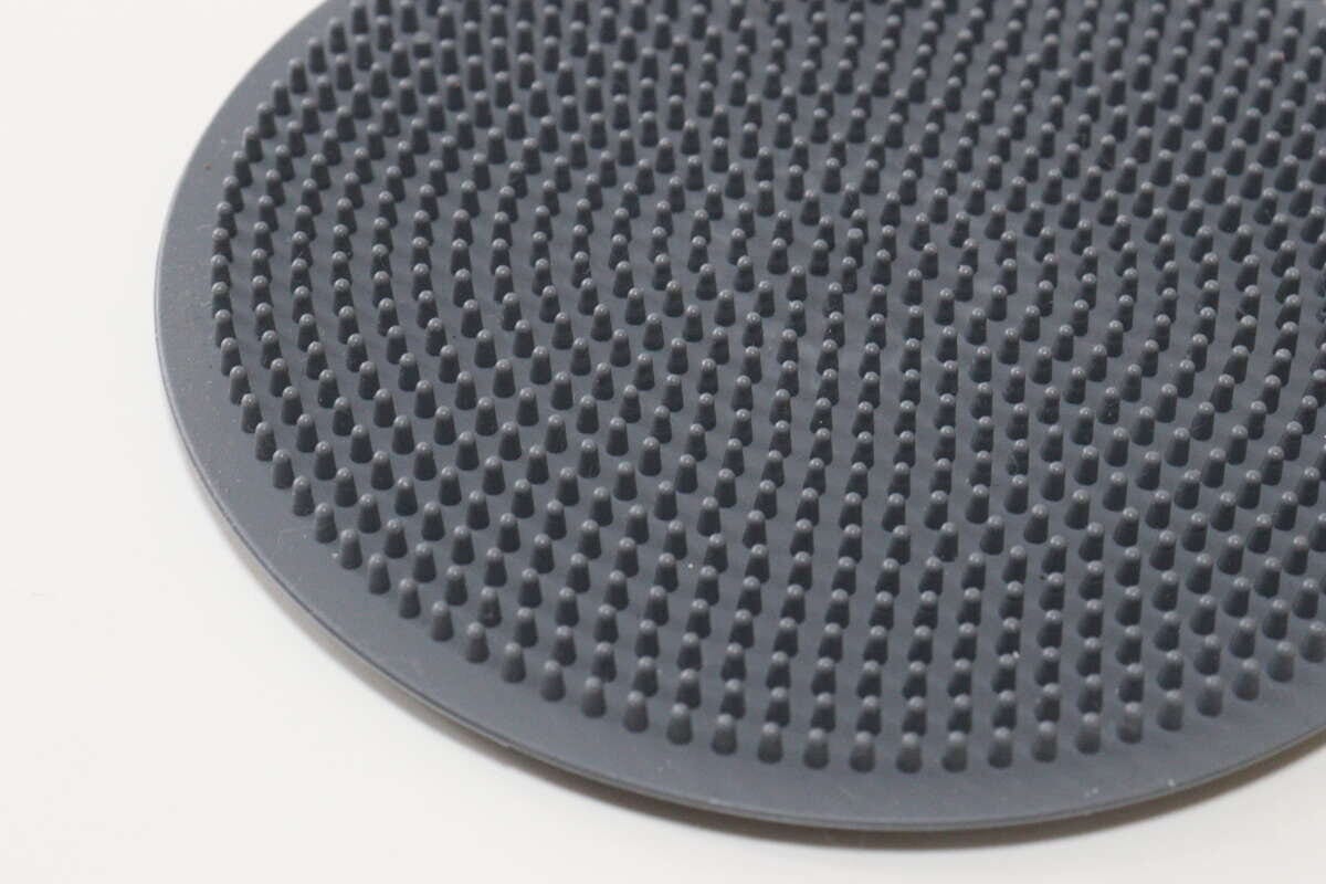 ダイソー　フタも開けられるシリコーンキッチンブラシ　デザイン