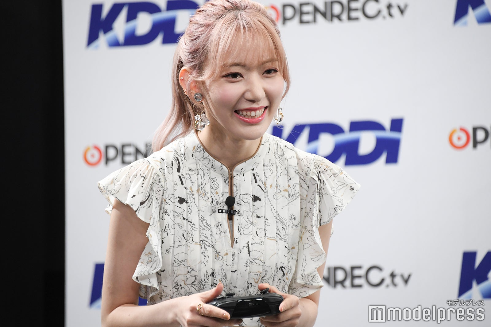 ゲームをする宮脇咲良 （C）モデルプレス