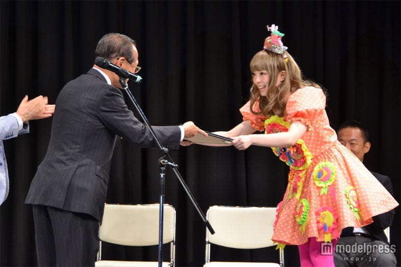 渋谷区区長・桑原敏武氏より「原宿カワイイ大使」認証証書を受け取ったきゃりーぱみゅぱみゅ