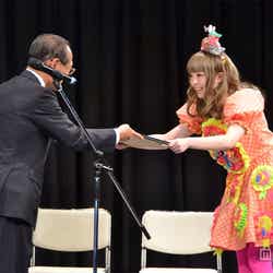 渋谷区区長・桑原敏武氏より「原宿カワイイ大使」認証証書を受け取ったきゃりーぱみゅぱみゅ