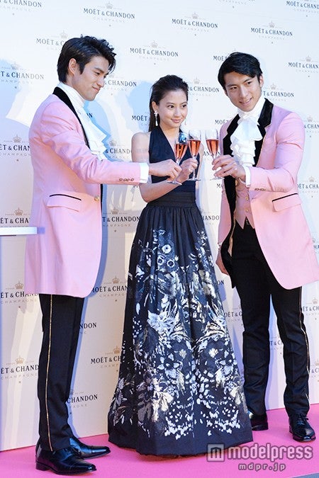 （中央）河北麻友子